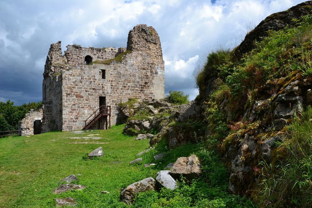 Prastarý hrad Přimda: Sídlo banditů i děsivého černého rytíře