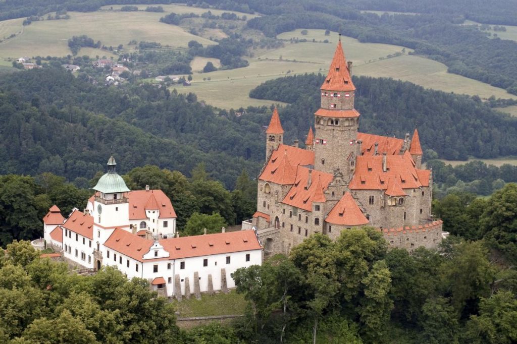 Malebný hrad Bouzov: Pohádková romantika i krutá historie