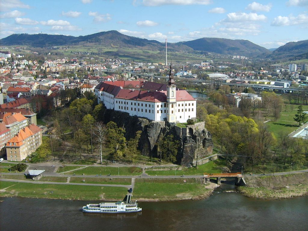 Děčínský zámek stráží z vrcholu skaliska soutok řek