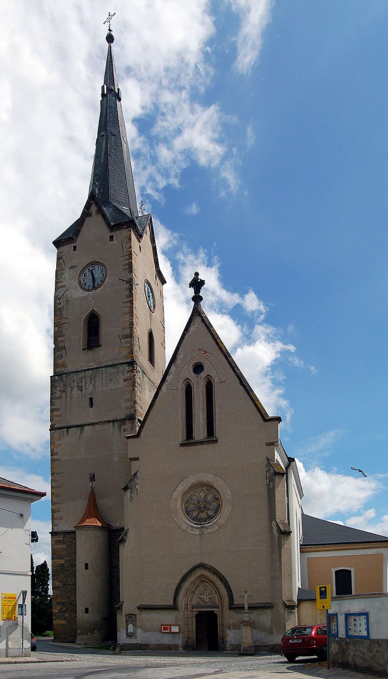 Farní kostel sv. Tomáše Becketa vzniklý přestavbou farního kostela Panny Marie (zmiňovaného již roku 1247).