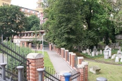 Hřbitov byl založen roku 1680 židovskou obcí.