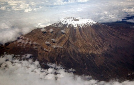 Přibližně polovina těch, kteří se na Kilimandžáro vydají, nikdy nedosáhne jeho vrcholu.