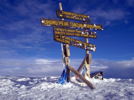 Gratulujeme! Nyní se nacházíte na vrcholu Uhuru v Tanzanii, 5 895 metrů nad mořem.