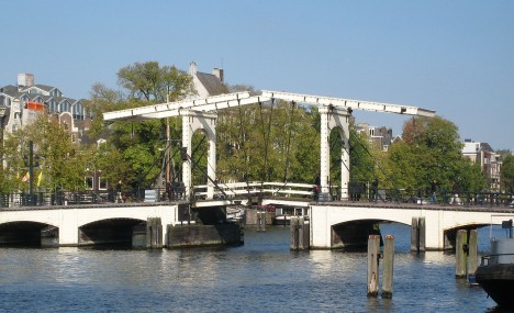 Magere Brug je nejznámější z mostů. Naleznete ho na konci ulice Kerkstraat.