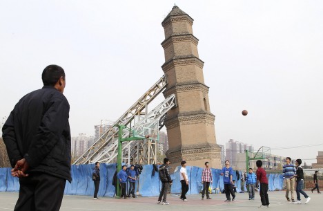 Šikmou věž mají například také v čínské Šanghaji a naklání se ještě více než ta italská.