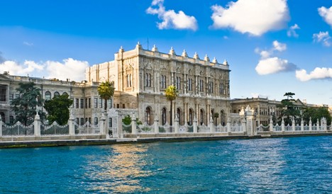 Turečtí panovníci se v polovině 19. století přestěhují do modernějšího paláce Dolmabahce.