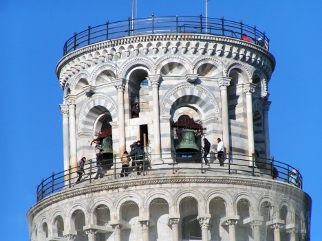 Věž je třetí nejstarší dochovanou stavbou na náměstí Zázraků v Pise.