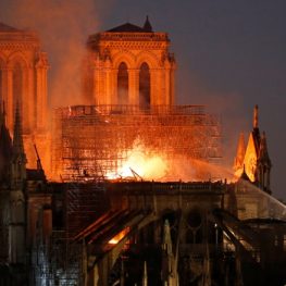 Poničenou katedrálu Notre-Dame může ohrozit silný vítr