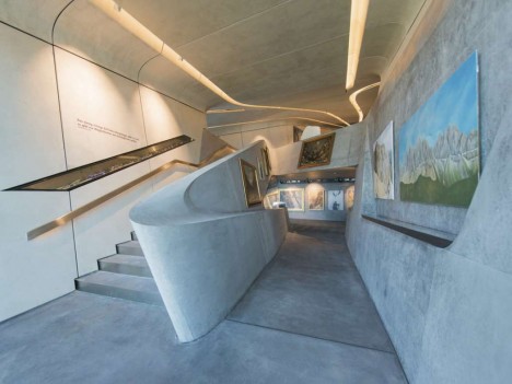 Interiér je stejně futuristický jako vnější podoba muzea, betonové zdi mají tloušťku 50 centimetrů.