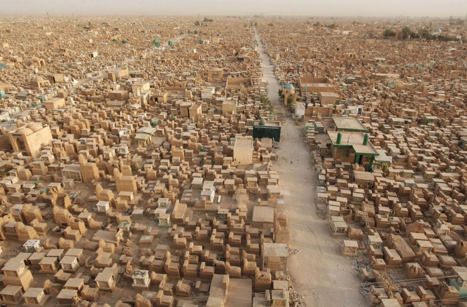 Nejstarší muslimský hřbitov v iráckém Nadžáfu: Kolik milionů těl zde odpočívá?
