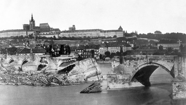 Takhle vypadal Karlův most a jeho okolí krátce po povodních v roce 1890.
