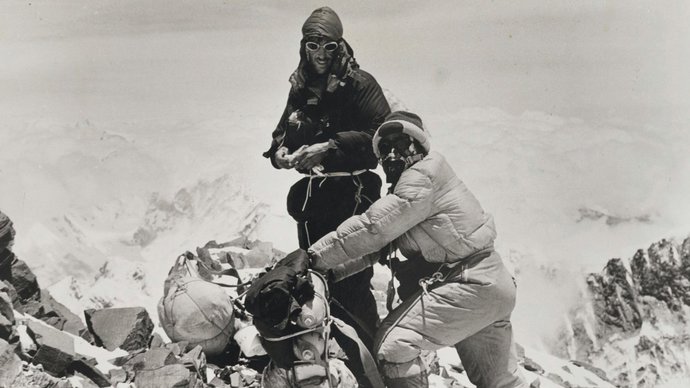 Hillary s Tenzingem na vrcholu Everestu