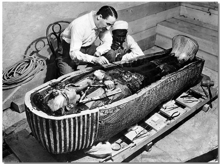 Britský archeolog Howard Carter vyprošťuje mumii faraóna Tutanchamona ze sarkofágu.