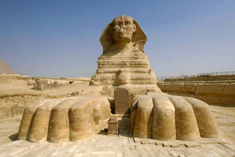 Je velká sﬁnga v Gíze sochou zpodobňující krále Chafreho? Některé odchylky v obličejových rysech tomu prý nenasvědčují.
