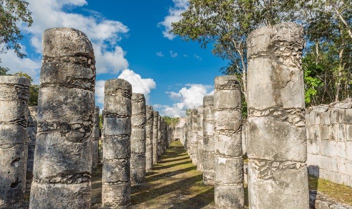 Součástí komplexu Chichén Itzá je i Chrám bojovníků se skupinou tisíce sloupů.