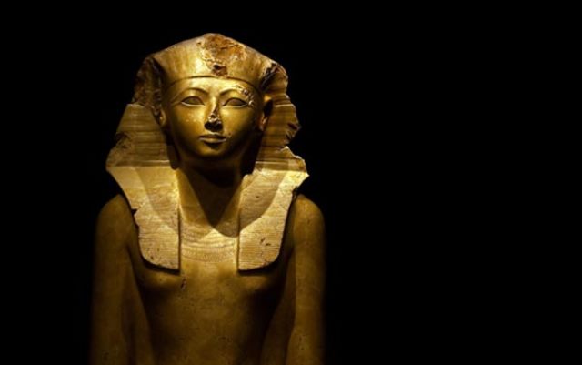 Veškerá jména a vyobrazení královny Hatšepsut jsou zniče-na. Byla snad panovnice odsou-zena k druhé, absolutní smrti? Nález mumie v neoznačeném hrobě si zpočátku s královnou Hatšepsut nikdo ani nespojoval.