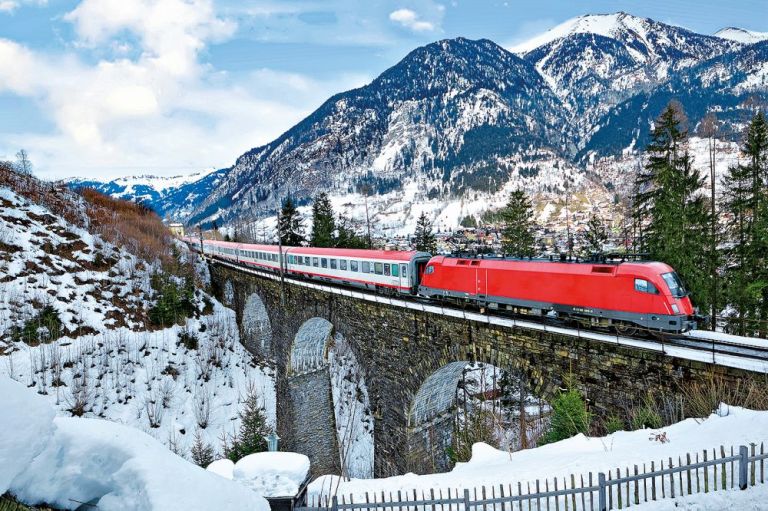 Jízda alpskými vlaky a zubatkami je zážitek.
