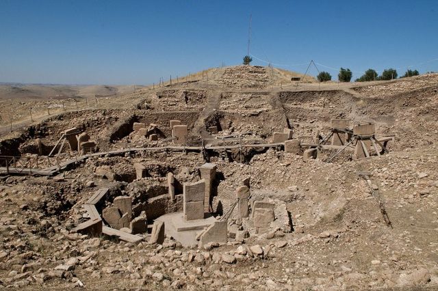 Pohled na archeologickou lokalitu Göbekli Tepe. Odkryto je zatím jen 5-10 % z celého předpokládaného naleziště.