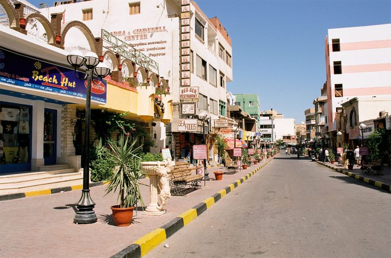 Hlavní ulice a bazar v El Dahar, staré části Hurghady