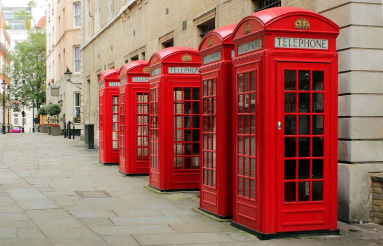 Telefonní budky už jsou jen památkou na londýnská zlatá šedesátá léta.