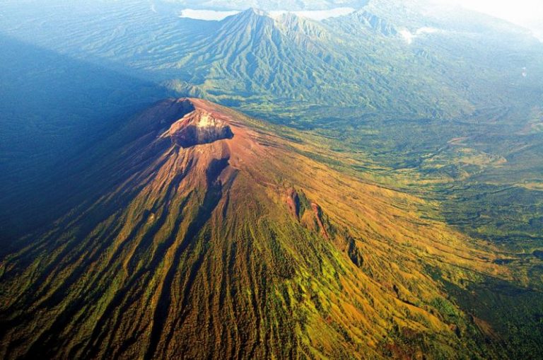 Kráter sopky Agung, vysoké 3031 metrů, která je stále aktivní.