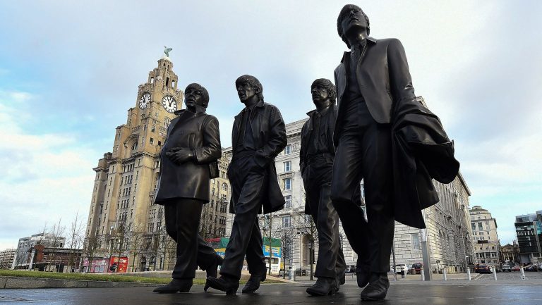 Nejslavnější rodáci mají řadu soch, třeba před radnicí v Liverpoolu.