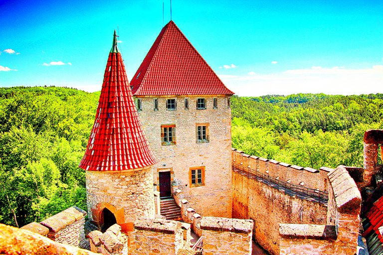 Pohled z věže si zaslouží nejen krásná příroda v okolí, ale i samotný hrad z ptačí perspektivy.