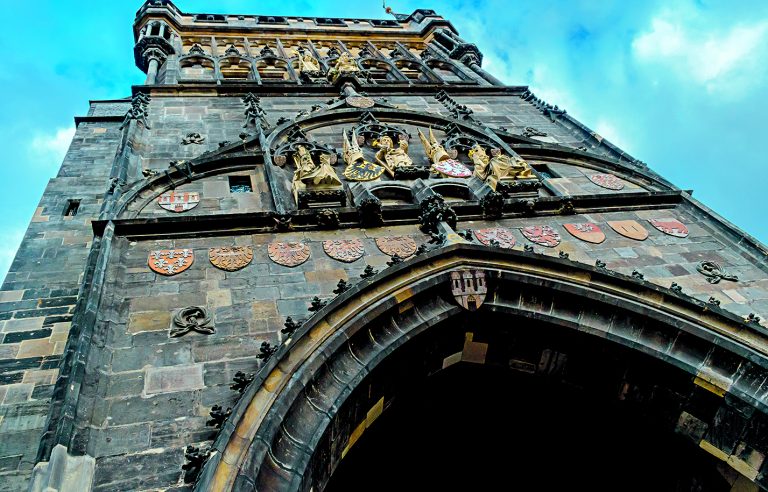 Před instalací aleje soch se výzdoba soustřeďovala na věže na koncích mostu. Na Staroměstské věži najdeme gotické sochy Karla IV., svatého Víta a Václava IV.