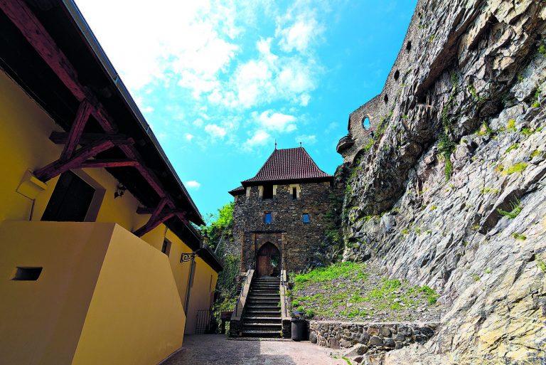 Věžovitou branou v podhradí se vstupovalo do předhradí ležícího před vlastním hradním jádrem.