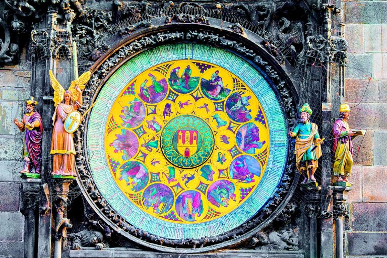 Slavnou kalendářní desku s alegoriemi měsíců vytvořil v roce 1865 Josef Mánes. Orloj dnes zdobí pouze její kopie.
