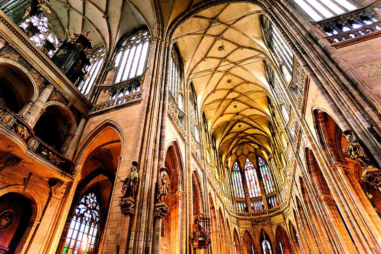 Hlavní loď katedrály se pyšní klenbou vysokou 33,2 metru. Celá katedrála je dlouhá 122 metrů a široká 60 metrů.