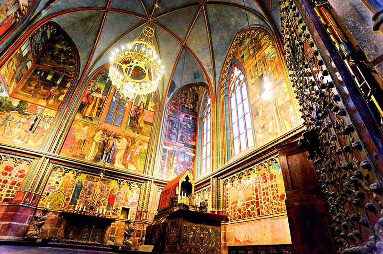 Svatováclavská kaple je srdcem chrámu a je zbudována přímo nad původním hrobem svatého Václava.