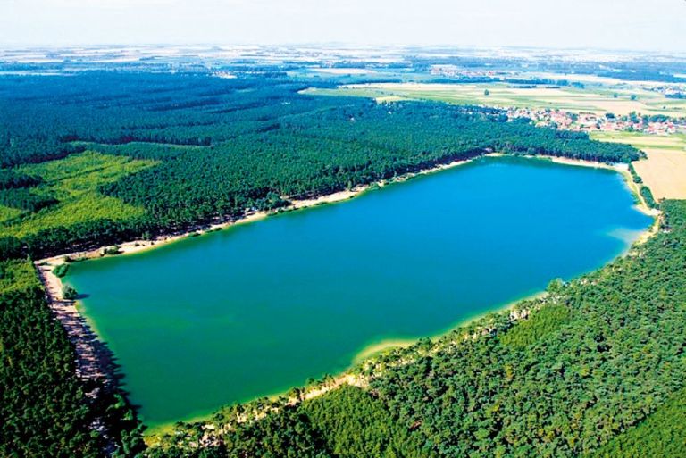 Jezero Lhota - Zajímavostí je, že zde dlouhou písčitou pláž. vznikla vůbec první česká nudistická pláž