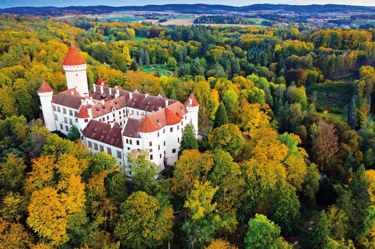 Krásný zámek Konopiště. František Ferdinand byl silně veřící, ale také fanoušek techniky. Na zámku zavedl ústřední topení a výtah.