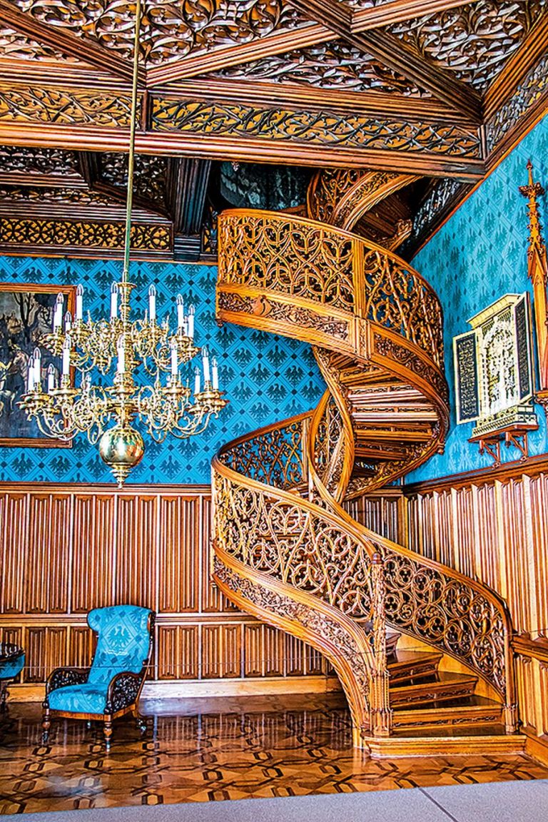 Lednice. Vyřezávané schodiště v Modrém sále nechybí v žádnem bedekru.