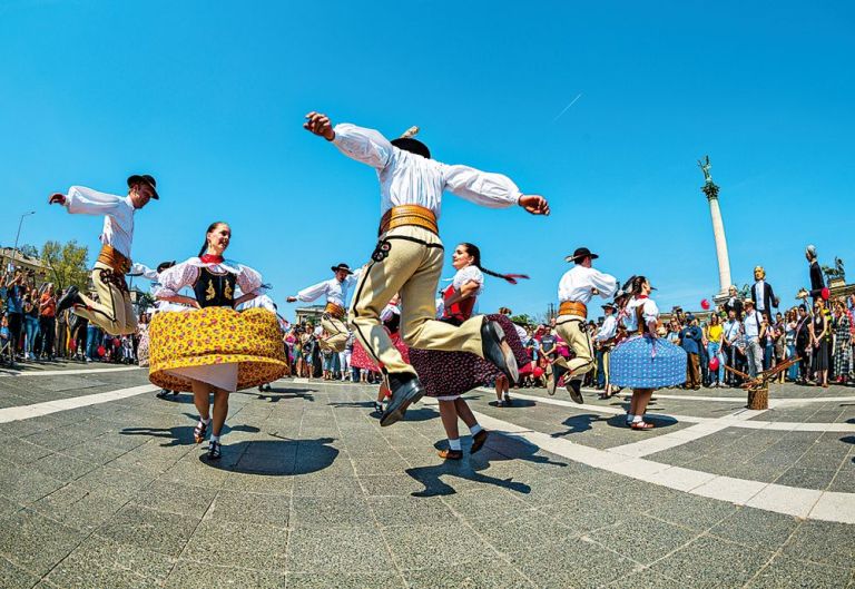 Maďarské lidové tance jsou bez výjimky temperamentní, kam se hrabe polka.