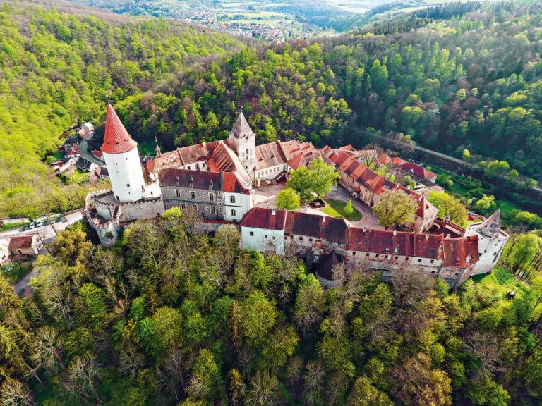 Mocný hrad Křivoklát, který nebyl nikdy dobyt, nabízí několik okruhů prohlídek, restaurací i ubytování.