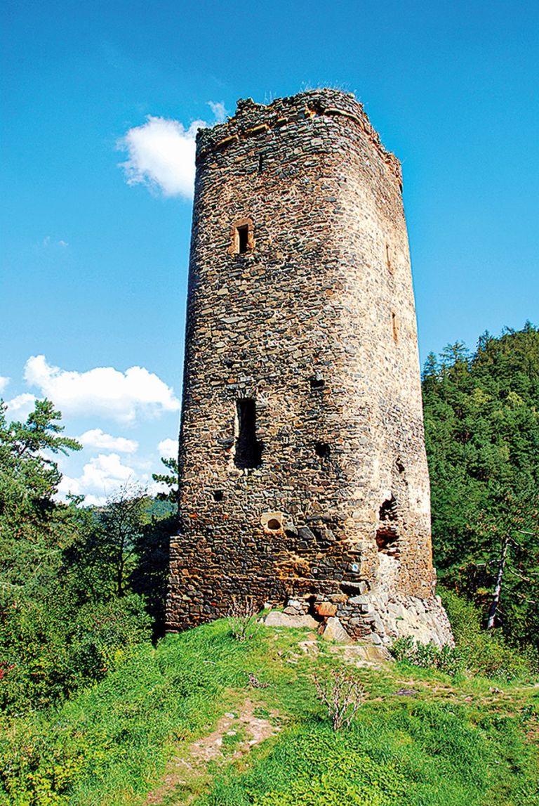 Zřícenina Libštejna s čtvercovou věží s oblými rohy.