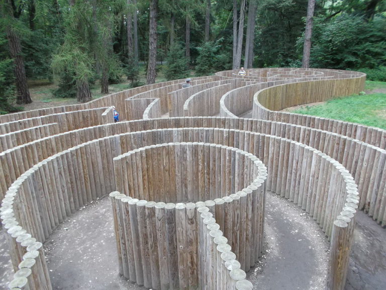 Zámek Loučeň je známý také svými labyrinty.