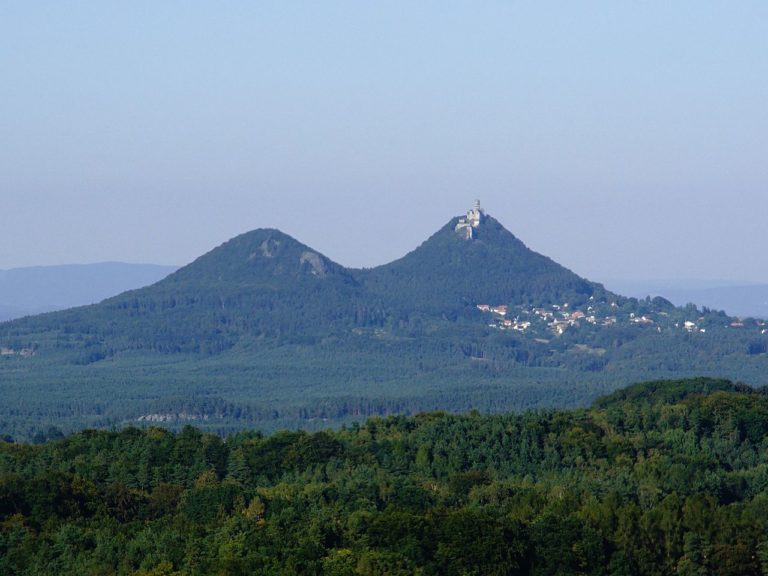 Pohled na Bezděz z hradu Houska