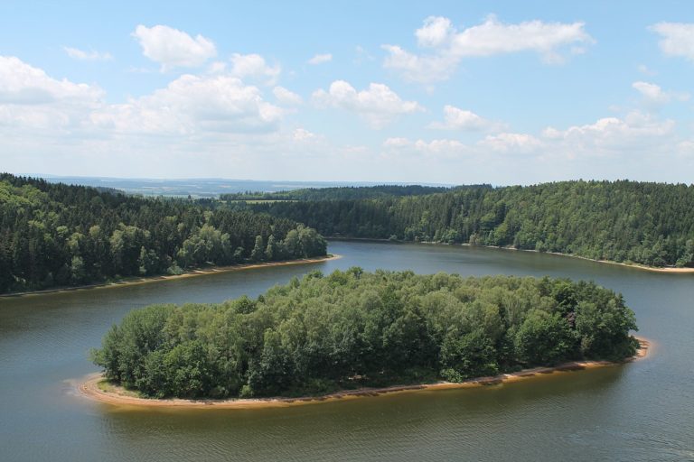 Pohled ze zříceniny na přehradu