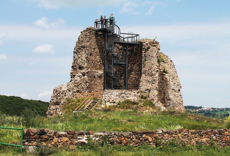 Zbytky severní věže hradu s rozhlednou