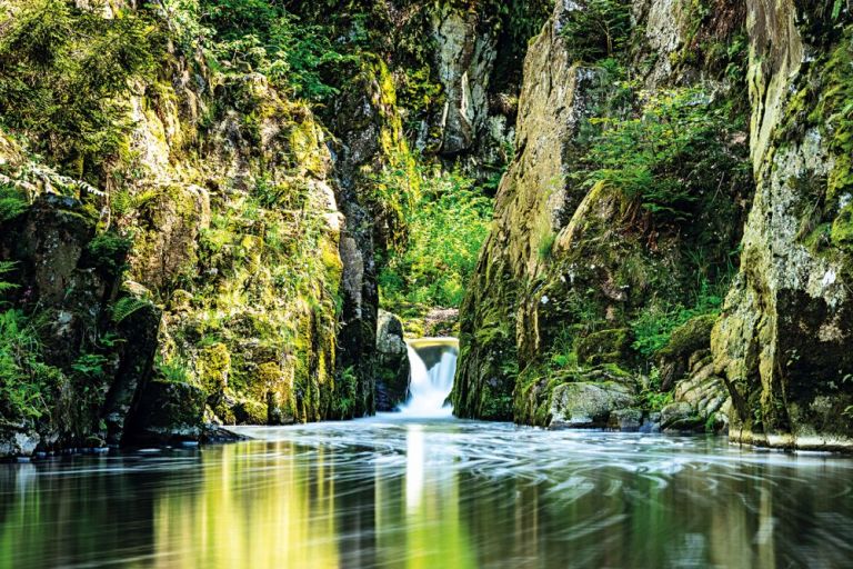 Jezírka, vodopád, potok i okolí je chráněno v rámci přírodní rezervace