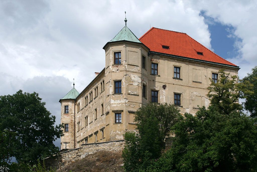 Tajuplný zámek Vinařice a vznik kostela v Sýčině