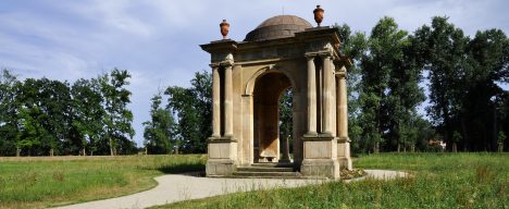 Návštěvu habsburské vládkyně dodnes ve Veltrusích připomíná pavilon Marie Terezie v zámeckém parku.