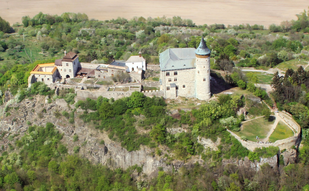 Kunětická hora: Pohodlný zámek s opevněním hradu