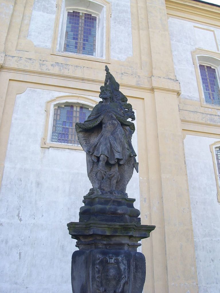 Barokní socha svatého Václava v levé části nádvoří zámku. FOTO - Začátečník - CC BY-SA 3.0
