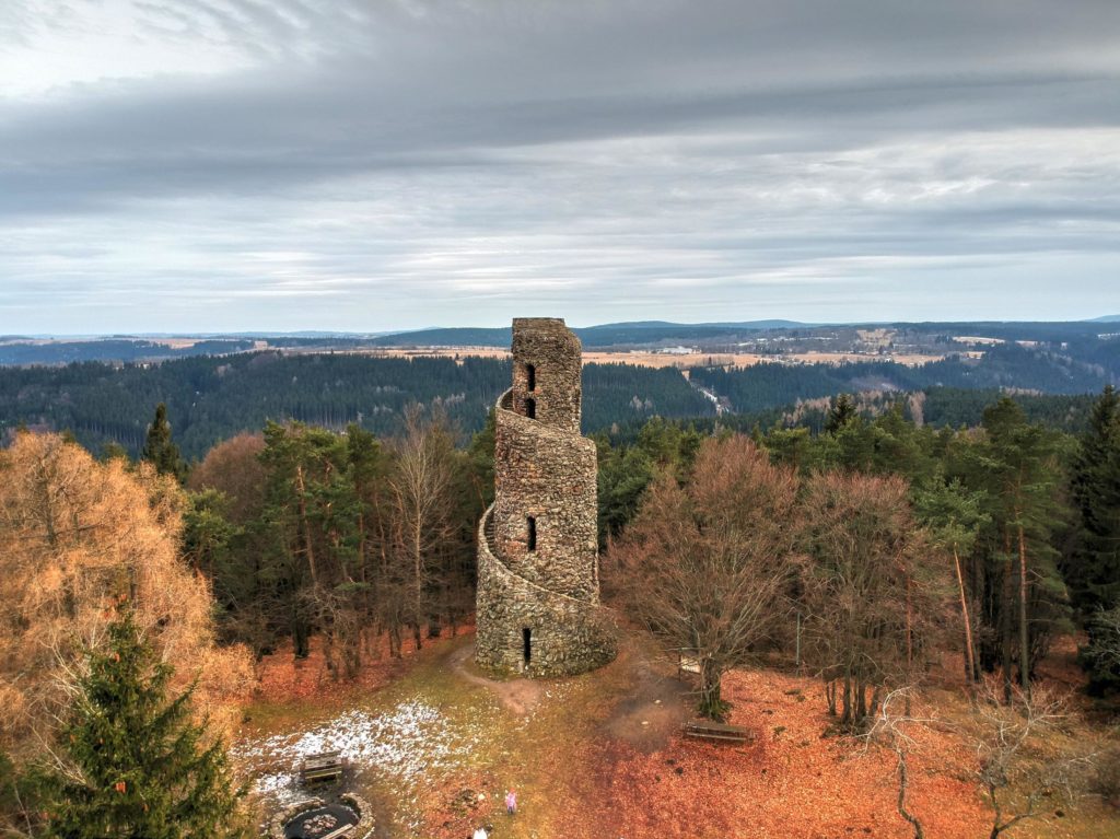 Rozhledna Krásenský vrch: Kamennou věž společnými silami vybudovala celá obec