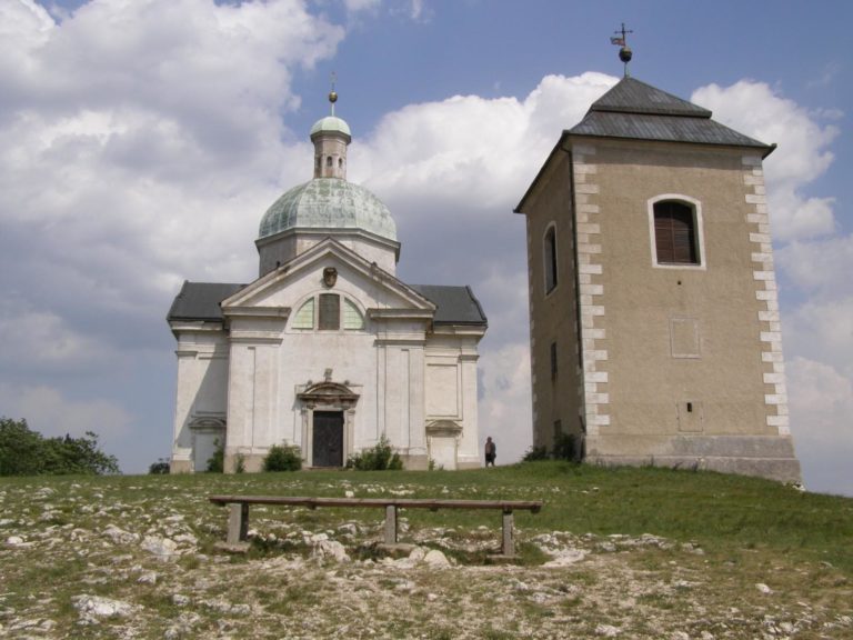 Kaple svatého Šebestiána s kampanilou uzavírá Křížovou cestu a korunuje vrcholek kopce tyčícího se nad městem.