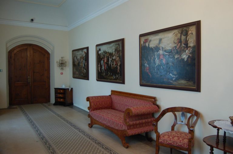 Interiéry hradu jsou nebývale zachovalé a nábytek i výzdoba jsou především dokladem sběratelské vášně Liechtenštejnů.